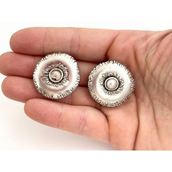 Silver Tone Textured Clip On Vintage Retro Stud Classic Earrings - Picture 10 of 10